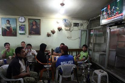 Un grupo de iraquíes escucha los resultados oficiales de las elecciones legislativas del pasado 7 de marzo en un café de Bagdad