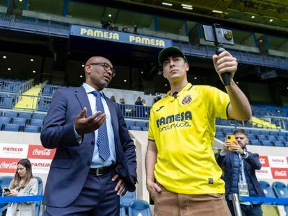 El 'streamer' Nil Ojeda, con la camiseta del Villarreal CF, junto al exfutbolista Marcos Senna durante uno de los momentos de la Jornada Imposible.