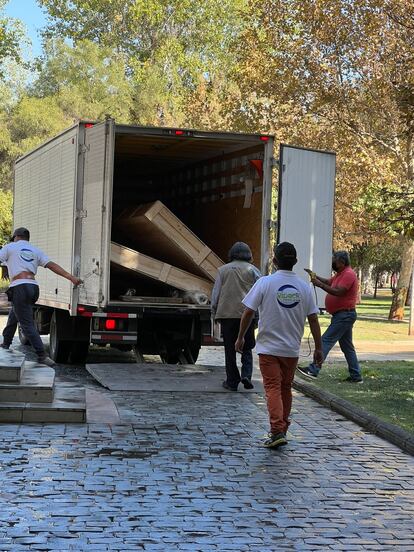 Las obras de Ernesto Deira embaladas y trasladadas este lunes en Santiago de Chile.