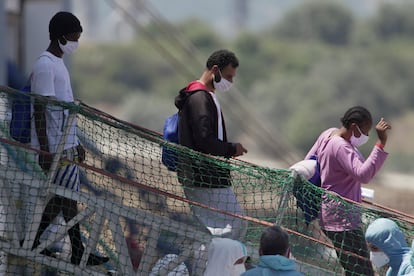 Migrantes desembarcando del 'Geo Barents' en el puerto siciliano de Augusta antes de pasar al barco de cuarentena 'Aurelia'.