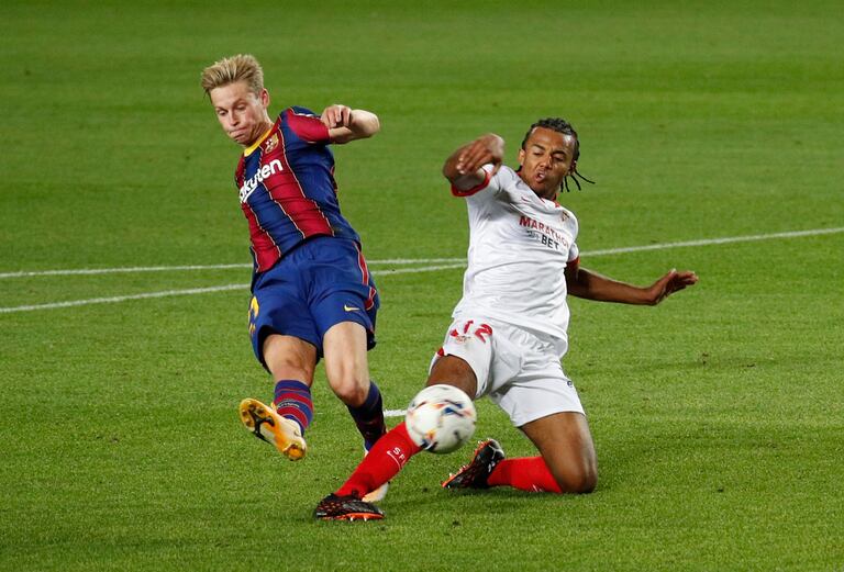 Jules Kounde intercepta un disparo de Frenkie de Jong este domingo en el Camp Nou.