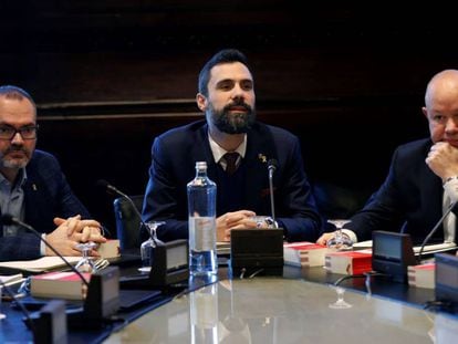 El presidente del Parlament, Roger Torrent (c), junto al vicepresidente primero Josep Costa (i), y el vicepresidente segundo, Joan García (d), en una imagen de archivo.