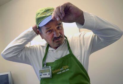 Tom Palome posa en Tampa (Florida) con el uniforme de trabajo.