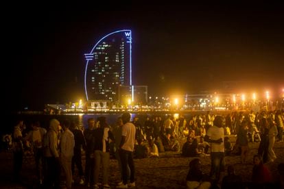 Ambiente en la playa de Barcelona tras el toque de queda.