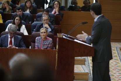 Ignacio Aguado, de Ciudadanos, interpela desde la tribuna a la presidenta de la Comunidad de Madrid, Cristina Cifuentes, en el pleno extraordinario de la Asamblea de Madrid, a petición de la oposición, para dar explicaciones sobre las supuestas irregularidades del máster que posee de la Universidad Rey Juan Carlos, el 4 de abril de 2018.