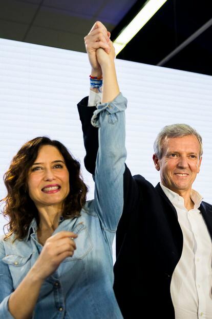 El presidente de la Xunta de Galicia, Alfonso Rueda, junto a la presidenta de la Comunidad de Madrid, Isabel Díaz Ayuso, participan en un acto electoral el 15 de febrero en Vigo.
