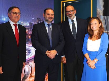 (De Izqda. a Dcha.) El director general de T&D de Indra, Ignacio Mataix; el ministro de Fomento, José Luis Ábalos; el presidente de Indra, Fernando Abril-Martorell; y la directora general de Transportes de Indra, Berta Barrero, esta tarde en el stand de Indra en Innotrans.