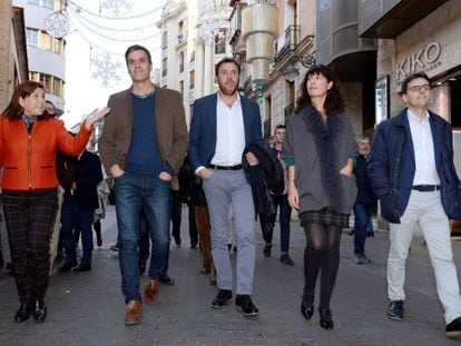 El secretario general del PSOE, Pedro S&aacute;nchez, pasea con los concejales y el alcalde de Valladolid y portavoz de los socialistas, &Oacute;scar Puente, en Valladolid.