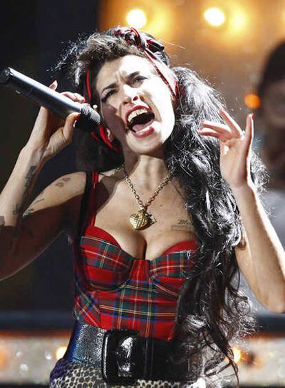 La cantante Amy Winehouse no deja de causar problemas. En la madrugada de ayer los guardias de seguridad de un bar, del conocido barrio londinense de Camden, la tuvieron que acompañar a la calle, tras expulsarla del lugar. Tan sólo unas horas antes había saltado la noticia de que la cantante estaba en la lista de Jóvenes Millonarios de la Música, que el domingo publicará <i>The Sunday Times</i>.