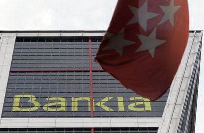 Una bandera de la comunidad madrile&ntilde;a ondea ante la sede de Bankia en Madrid. 
