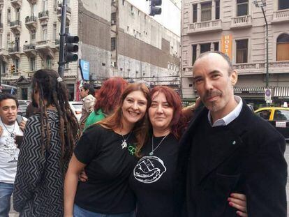 Adriana Funaro, en el centro, y Nicolás Breg (i) en las puertas del Congreso Nacional.