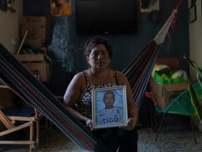 Verónica Reyes sostiene una foto de su pareja, Roberto Alonso, en su casa en Soyapango, El Salvador, el 2 de febrero.