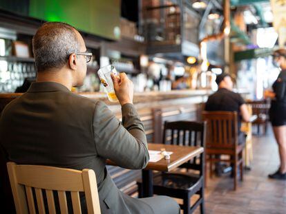 Un hombre consume una cerveza en un establecimiento de Montreal.