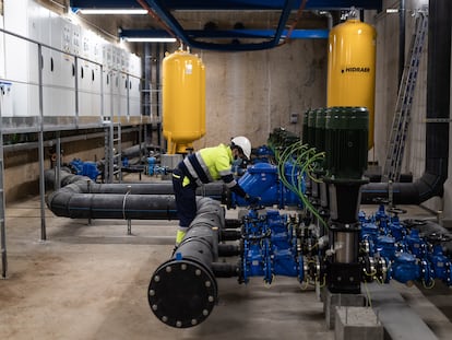 Un técnico de mantenimiento en el depósito de agua freática de la plaza de les Glòries de Barcelona, a mediados de febrero.