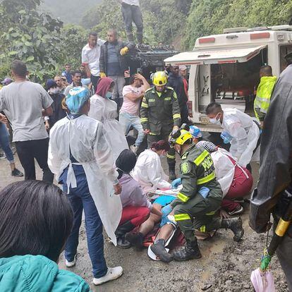 Police help the rescue operations of a bus that was buried after a landslide due to heavy rains in Pueblo Rico, Colombia December 4, 2022. Colombia National Police/Handout via REUTERS ATTENTION EDITORS - THIS IMAGE HAS BEEN SUPPLIED BY A THIRD PARTY. NO RESALES. NO ARCHIVES. MANDATORY CREDIT