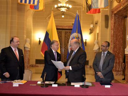 El secretario general de la OEA en la firma del acuerdo para Colombia