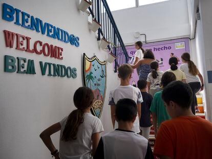 Alumnos del colegio Virgen del Carmen en Ayamonte (Huelva), el pasado jueves.