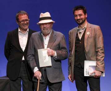 José Manuel Caballero Bonald (centro) con Alberto Anaut y Antonio Lucas, al recibir el premio.