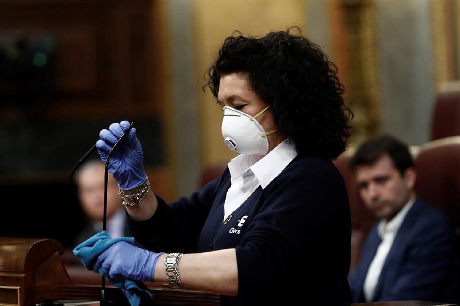 Una trabajadora desinfecta el atril del Congreso de los Diputados este miércoles.