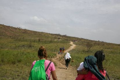 Venezolanos cruzan a pie la frontera entre Venezuela y Brasil