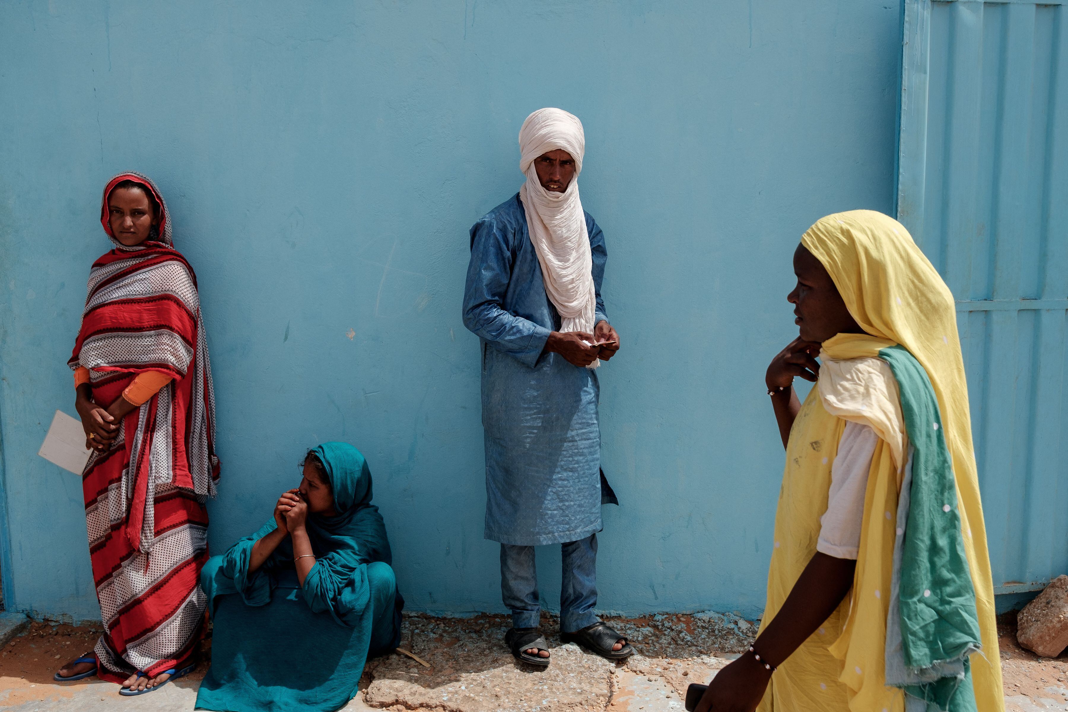 Refugiados malienses esperaban junto a un centro de registro de ACNUR en el campo de refugiados de M'Berra, en Bassikonou, en el sureste de Mauritania, el día 7.