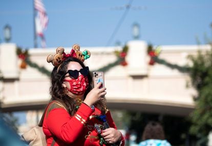 Una mujer hace una foto en el parque Disney de Anaheim, California.