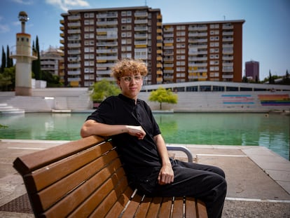 Biel Sánchez, estudiante de 18 años de Girona, en el parque de la España Industrial de Barcelona.