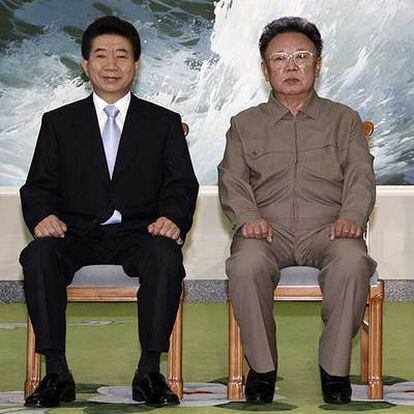 Roh Moo-hyun (izquierda) y Kim Jong-il, ayer en Pyongyang.