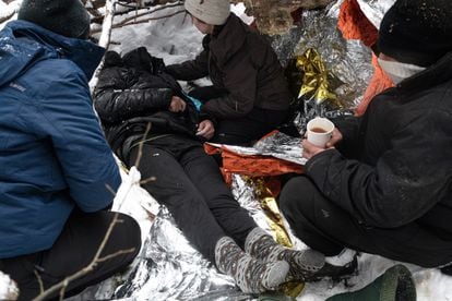 Deux volontaires, dont un médecin, assistent YK (25 ans, ingénieur syrien), en décembre dernier, alors qu'il faisait 11 degrés sous zéro.  Pendant des heures, ils lui ont prodigué soins et premiers soins, changé ses vêtements et tenté de le protéger du froid et de la neige.  Cependant, son état ne s'est pas amélioré, alors les volontaires ont appelé une ambulance, malgré le risque de détention aux mains des gardes-frontières.