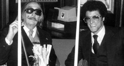 El diseñador de portadas musicales Izzy Sanabria junto a Salvador Dalí.