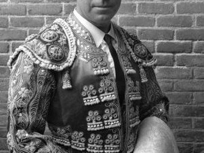 Pepe Luis V&aacute;zquez posa en el patio de cuadrillas de la plaza de toros de Las Ventas (18 de mayo 1959).