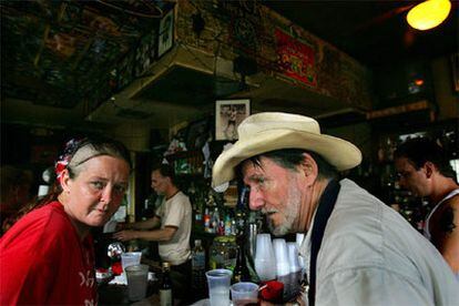 Residentes del Barrio Francés celebraban ayer en un bar el restablecimiento de algunas zonas de la ciudad.