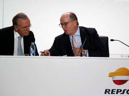 Isidro Fainé, presidente de la Fundación La Caixa, junto a Antonio Brufau, presidente de Repsol, durante la presentación de un plan estratégico de la petrolera en 2014.