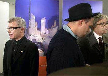 Los arquitectos Daniel Libeskind (izquierda) y Rafael Viñoly (a la derecha, atendiendo a la prensa) y al fondo la maqueta del proyecto del primero para la <i>zona cero,</i> el pasado día 4 en Nueva York.
