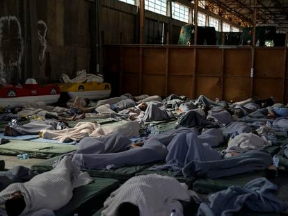 Supervivientes del naufragio del 'Adriana', en un almacén del puerto de Kalamata, Grecia, el pasado 14 de junio.