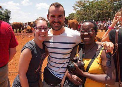 Belén Piqueras y José Luis González, junto a su anfitriona Tini en Kiambú (Kenia).