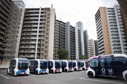 Fachada de la Villa Olímpica y Paralímpica de Tokio 2020.  Los vehículos eléctricos autónomos que se ven en la imagen se utilizarán para transportar a los atletas.