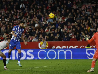 Duarte marca el gol del triunfo del Alavés ante el Sevilla.