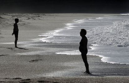 Dos personas toman el sol en la playa de Biarritz (Francia), donde las temperaturas inusualmente alcanzaron los 25 grados centígrados.