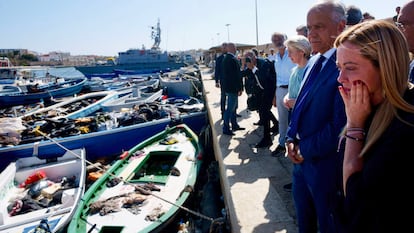 La primera ministra italiana, Giorgia Meloni, en primer término, visita Lampedusa con la presidenta de la Comisión, Ursula von der Leyen, el 17 de septiembre.