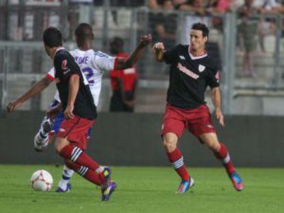 Aduriz disputa un balón durante el amistoso entre el Athletic y el Olimpique de Lyon.