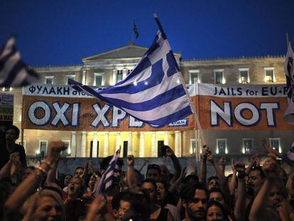 Manifestantes griegos frente al edificio del Parlamento en Atenas.