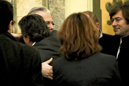Varios compañeros de Garzón, como el juez Santiago Pedraz, a la derecha, han acudido al Supremo a expresarle su respaldo justo antes del inicio del juicio.
