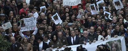 Los familiares de Marta del Castillo, junto al alcalde de Sevilla, Juan Ignacio Zoido (PP), al comienzo de la manifestación