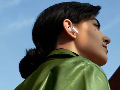 Chica con unos auriculares de OPPO