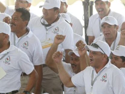 Trabajadores de Pemex vitoreando durante la celebración de la expropiación petrolera