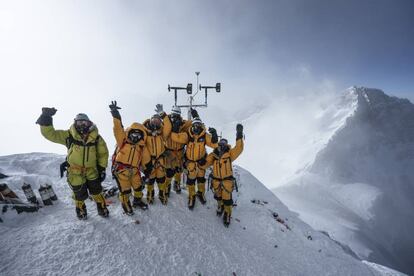 La expedición científica de National Geographic y Rolex después de instalar una de las estaciónes metereológicas del Everest. ©National Geographic