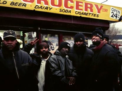 Foto de Clan Wu-Tang. "El día más frío de febrero, un pequeño grupo y yo fuimos a Staten Island para entrevistar a los Wu. Method Mad escupió una rima increíble ese día. Como muchos artistas, los captamos antes que la fama y la fortuna", explica el fotógrafo Peter Spirer.