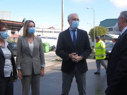 El vicepresidente segundo de la Xunta y conselleiro Economía, Empresa e Innovación, Francisco Conde, visita la empresa Galmask en Vigo, este miércoles.