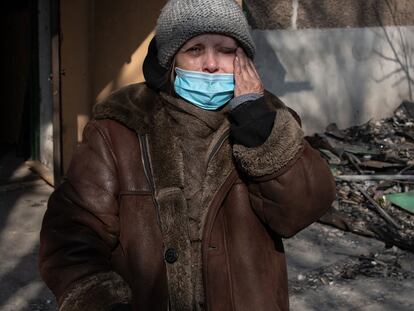 23 March 2022, Ukraine, Mariupol: A woman wipes away tears as she stands in front of the ruins of her home in the besieged port city. Photo: Maximilian Clarke/SOPA Images via ZUMA Press Wire/dpa
Maximilian Clarke/SOPA Images vi / DPA
23/03/2022 ONLY FOR USE IN SPAIN